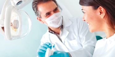Clínica Dental Binai experto dentista y paciente